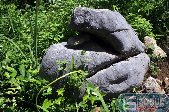 Dạ Há là một hòn đá tự nhiên, cao chừng nửa mét và có hình thù kì dị
